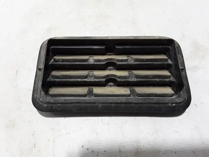 Chrysler Pacifica (2016 - )  68170766AB Решётка в крыле