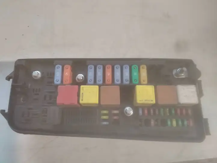 Opel Vectra (2005 - 2009)  13205802 Блок предохранителей