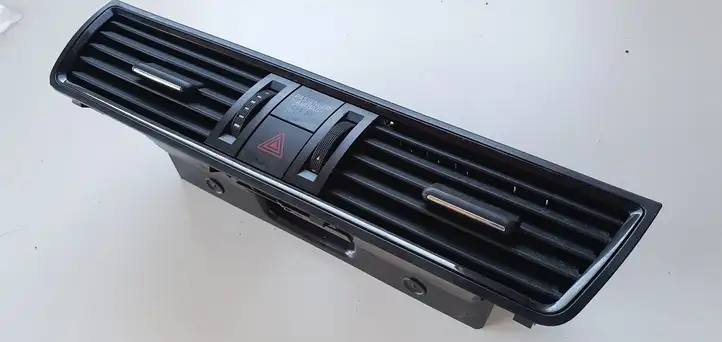 Skoda Rapid (NH) (2012 - 2019) Центральный воздушный дефлектор — фото 2
