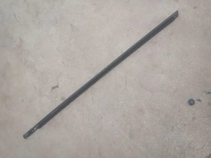 Nissan Leaf I (ZE0) (2010 - 2017)   Отделка стекла передней двери