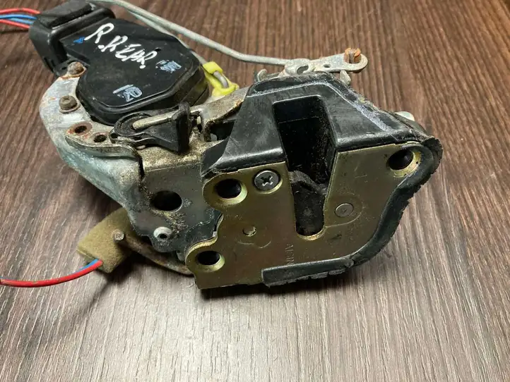 Toyota Corolla E110 (1995 - 2002) 6930512240 Замок задней двери — фото 3