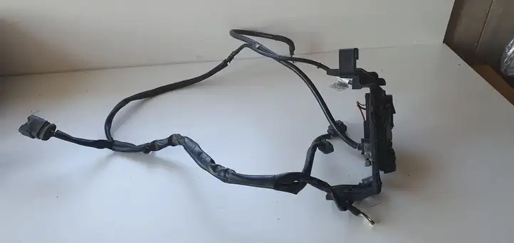 Skoda Rapid (NH) (2012 - 2019) Клеммный узел плюсовых проводов — фото 3