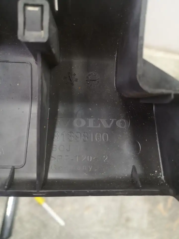 Volvo S60 (2013 - 2018) 31398100 Крышка ящика предохранителей — фото 2