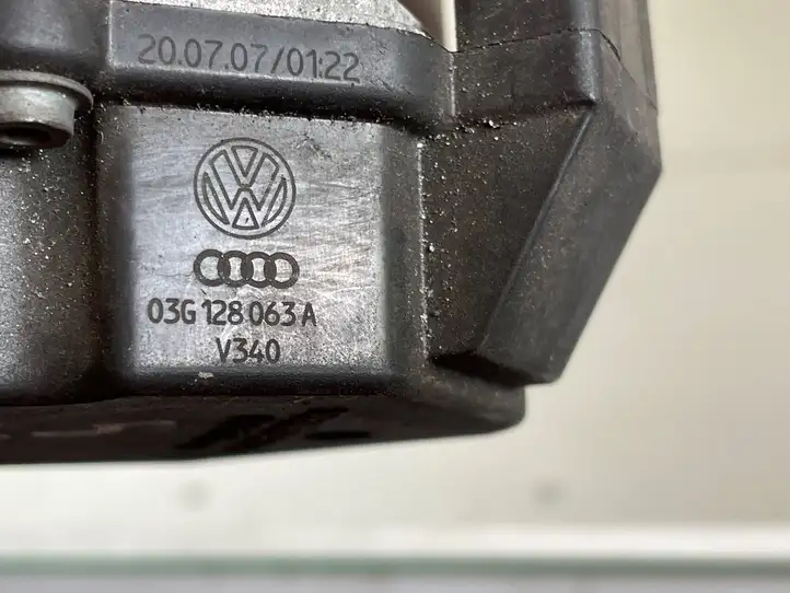 Volkswagen Golf V (2003 - 2009) 03G128063A Дроссельная заслонка — фото 3