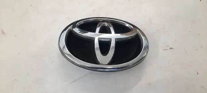 Toyota Corolla Verso E121 (2001 - 2004) 7531113170 Эмблема автомобиля — фото 1
