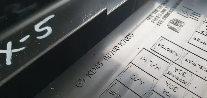 (2012 - 2015) Крышка ящика предохранителей — фото 6