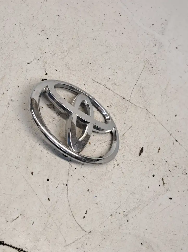 Toyota Prius (XW30) (2009 - 2015) 9097502172 Эмблема производителя — фото 4