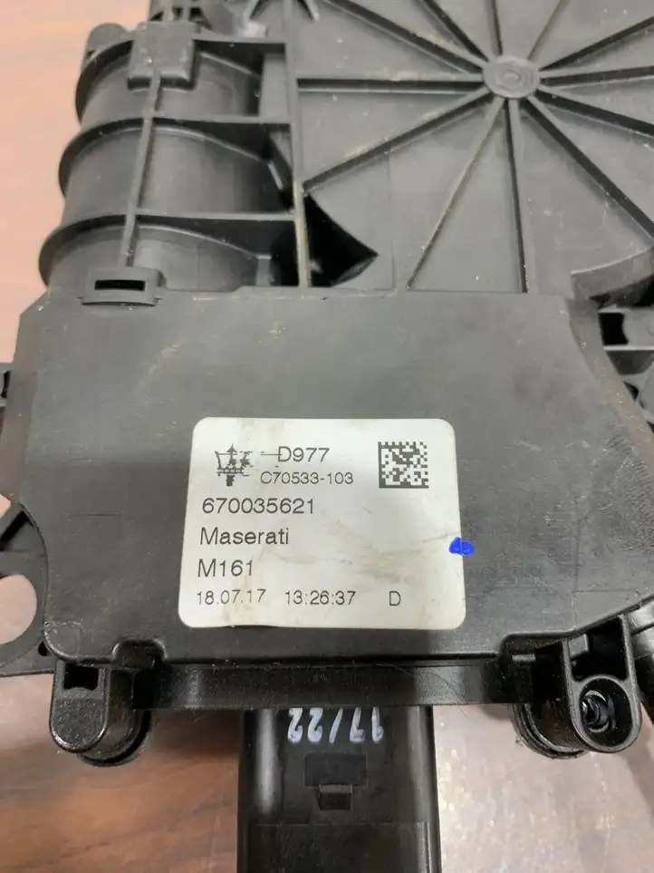 Alfa Romeo Stelvio Type 949 (2017 - ) 670035621 Доводчик крышки багажника — фото 5