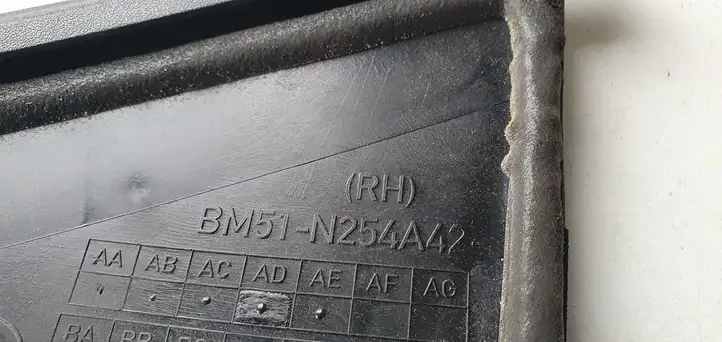 Ford Focus (2015 - 2019) Накладка стекла задней двери — фото 6