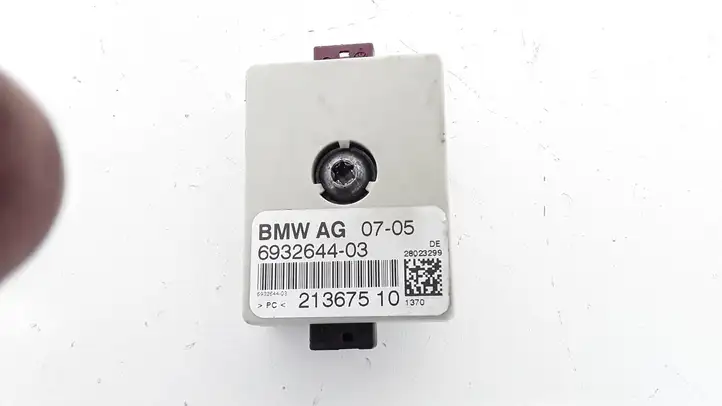 BMW 3 E90 E91 (2005 - 2012) 693264403 Усилитель антенны — фото 1