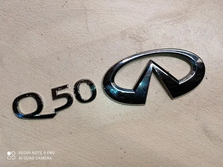 Infiniti Q50 (2013 - 2018) L53H Эмблема производителя — фото 1