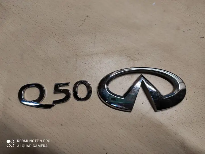 Infiniti Q50 (2013 - 2018) L53H Эмблема производителя — фото 2
