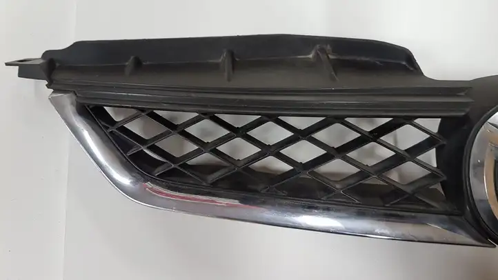 Mazda 5 (2005 - 2010)  C23550711 Передняя решётка