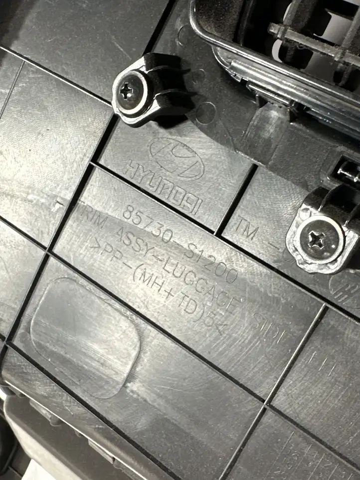 Hyundai Santa Fe (2018 - 2020)  85730S1200 Нижний отделочный щит бока багажника