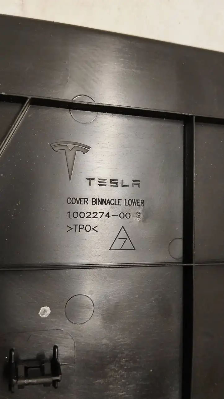 Tesla Model S (2016 - 2021) 100227400e Прочие детали салона — фото 3