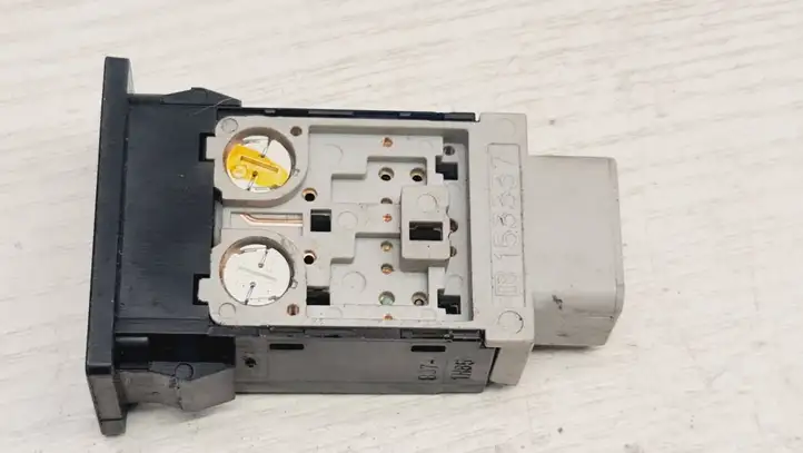 Toyota Avensis T250 (2006 - 2009) 153337 Кнопка обогрева стекла — фото 5