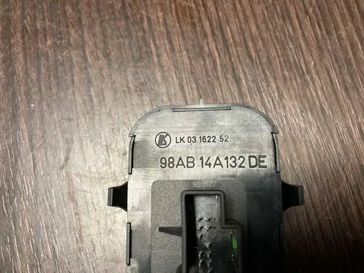 Ford Focus (1998 - 2004) 98AB14A132DE Кнопка стеклоподъемников — фото 2