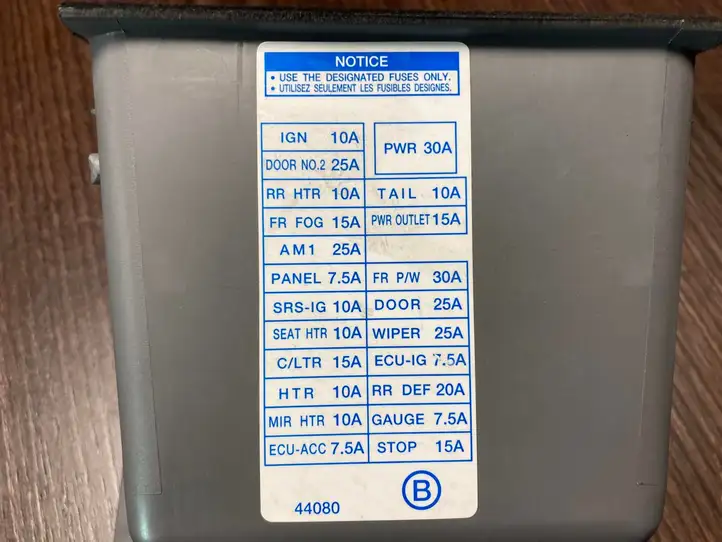 Toyota Avensis Verso (1995 - 2001) 5547944040 Вещевой ящик — фото 2