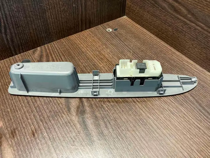 Toyota Avensis Verso (1995 - 2001) 7423144190 Блок кнопок стеклоподъемников — фото 4