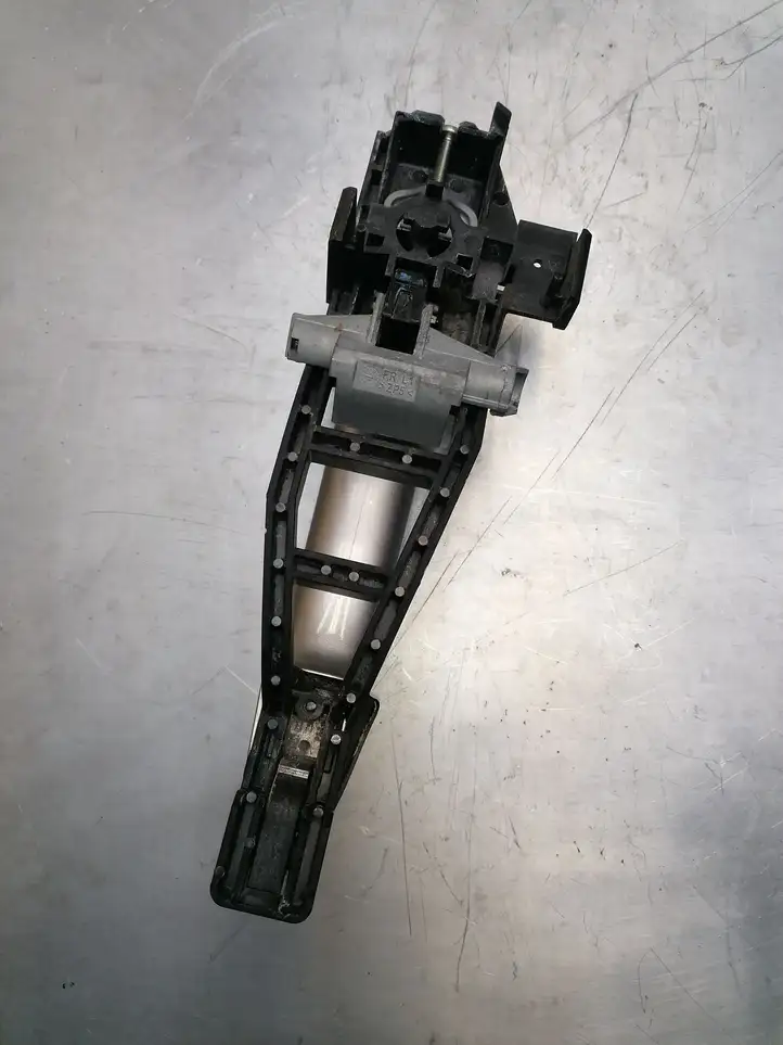 Ford Focus (2008 - 2011) Наружная ручка задней двери — фото 2