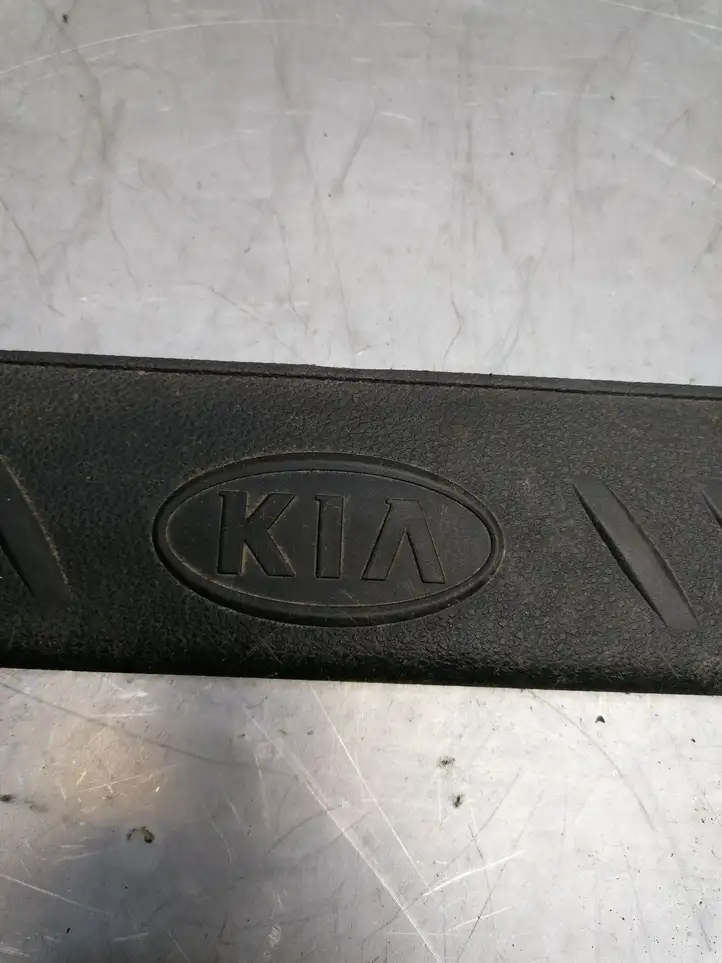 Kia Carens II (2006 - 2012) 858831D100 Внутренняя отделка заднего порога — фото 3