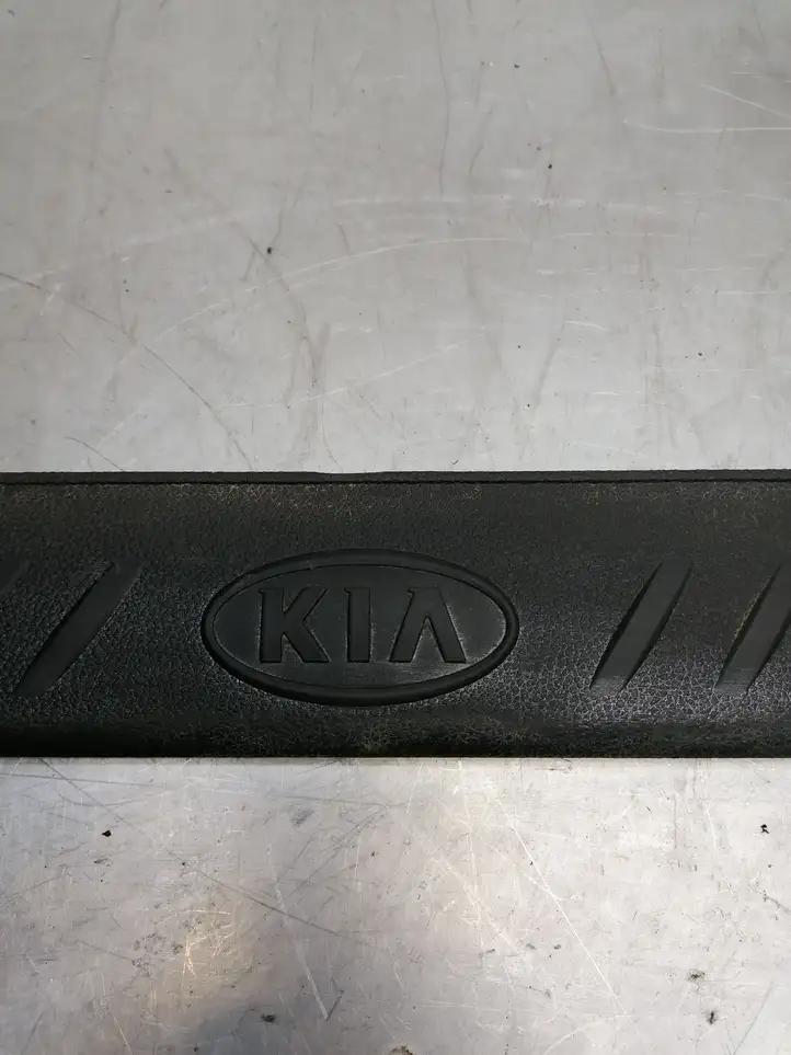Kia Carens II (2006 - 2012) 858841D100 Внутренняя отделка заднего порога — фото 3
