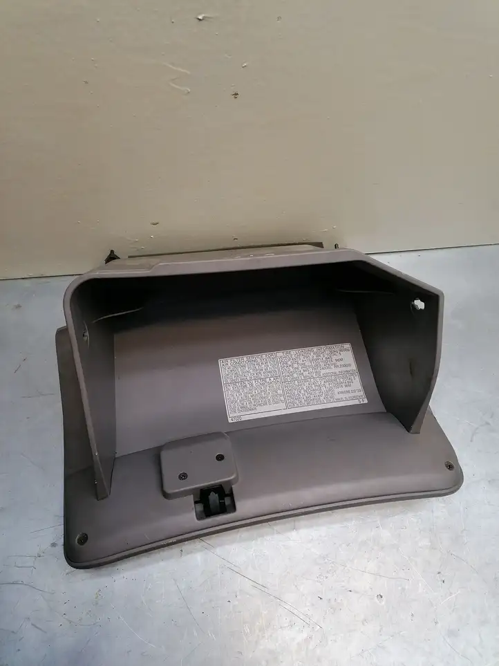 Toyota Prius (XW10) (1997 - 2003) 5555047020 Вещевой ящик — фото 3