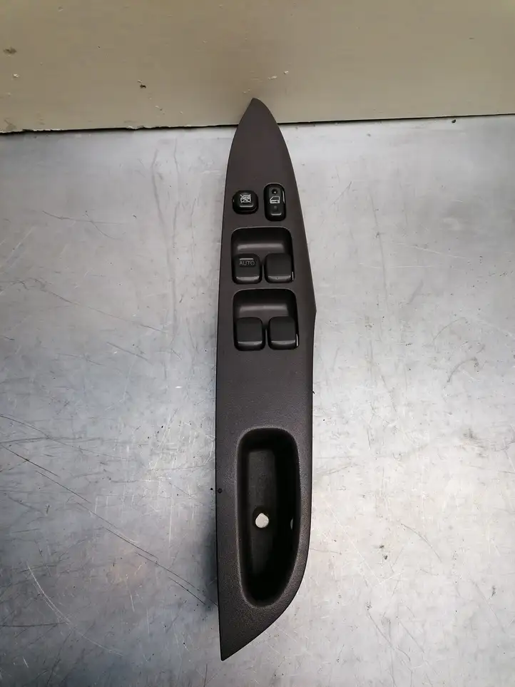 Toyota Prius (XW10) (1997 - 2003) 8404047020 Блок кнопок стеклоподъемников — фото 1
