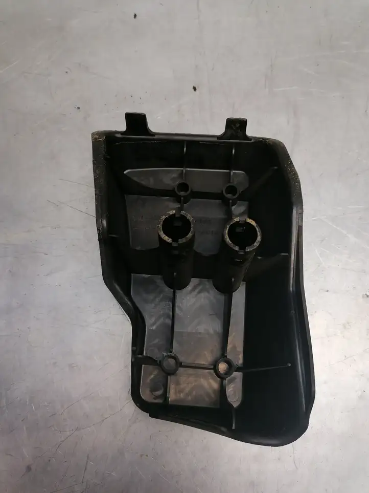 Toyota Prius (XW10) (1997 - 2003) 5819247010 Подставка для ноги — фото 3