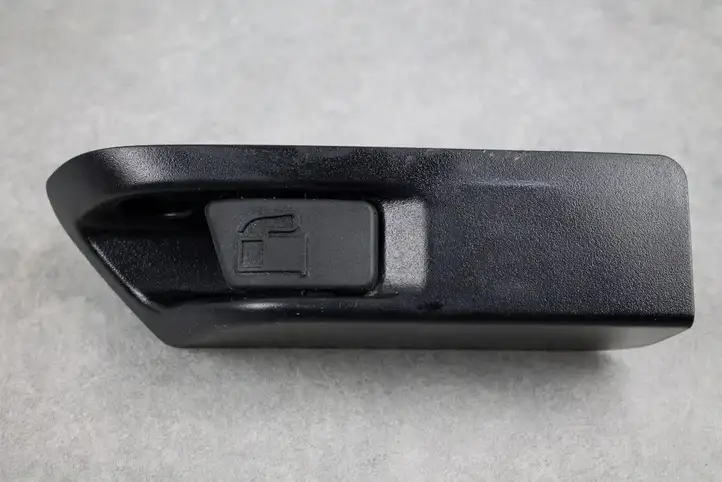 Toyota Yaris (2014 - 2019) Ручка открытия лючка бензобака — фото 1