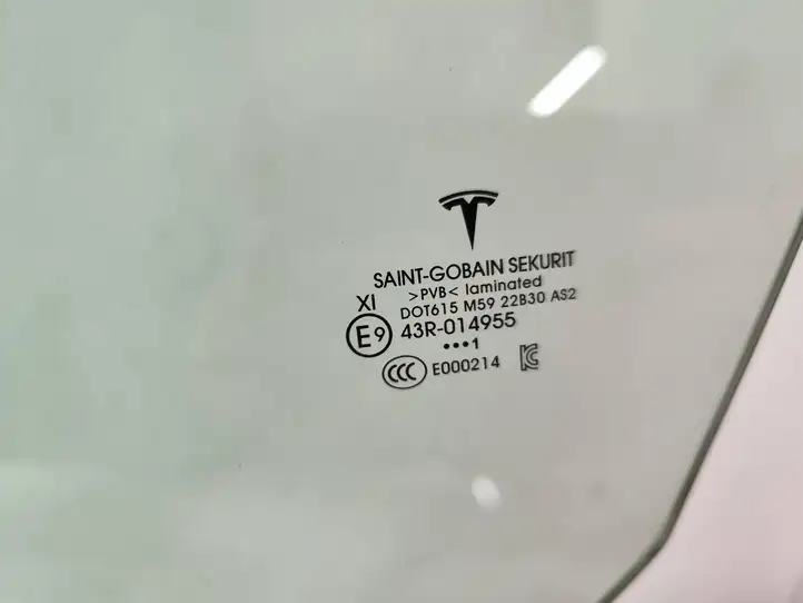 Tesla Model 3 (2017 - 2023) 43R014955 Стекло передней двери — фото 4