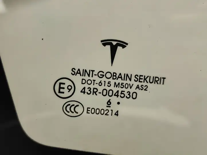 Tesla Model X (2015 - 2021) 105520400D Форточка двери — фото 3