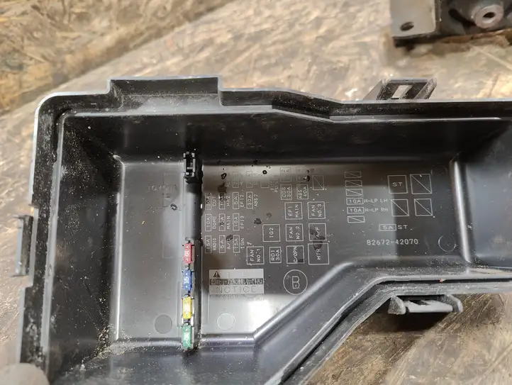 Toyota RAV 4 (XA20) (2000 - 2005) 8267242070 Крышка ящика предохранителей — фото 3