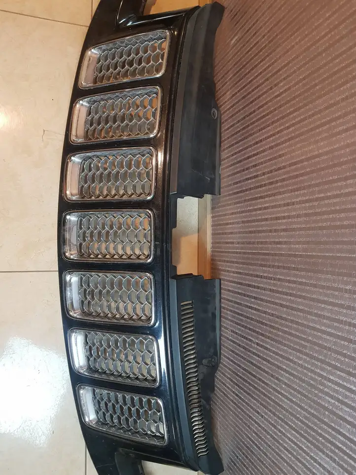 Jeep Grand Cherokee (2010 - 2021) 68142129AB Верхняя решетка радиатора — фото 7