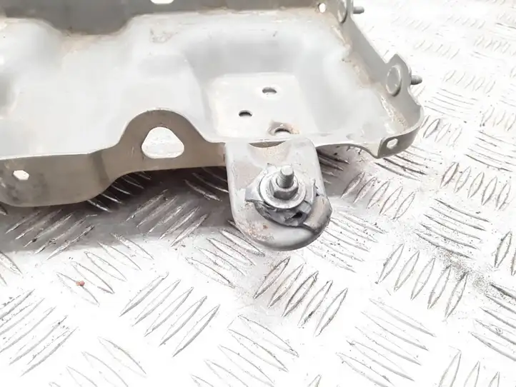 Opel Antara (2006 - 2011)   Платформа крепления аккумулятора