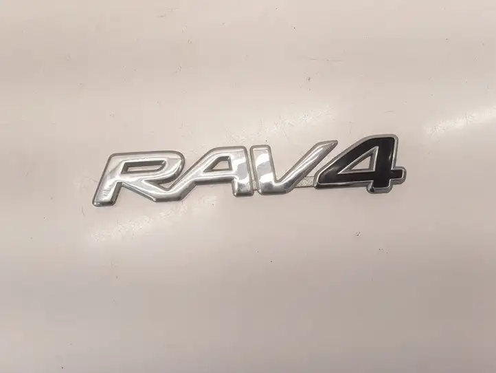 Toyota RAV 4 (XA20) (2000 - 2005) Эмблема производителя — фото 1