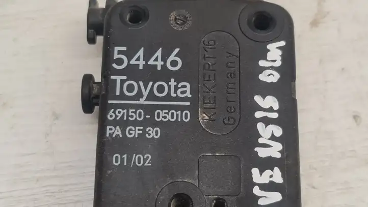 Toyota Avensis T220 (2000 - 2003) 6915005010 Мотор центрального замка — фото 2