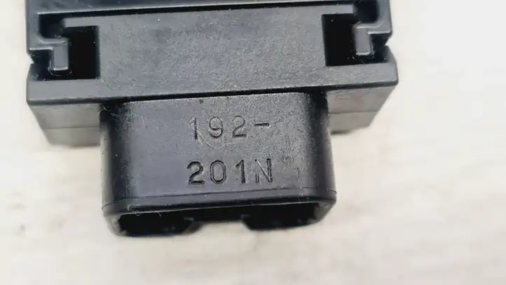 Toyota Avensis T220 (2000 - 2003) 156960 Кнопка обогрева стекла — фото 4