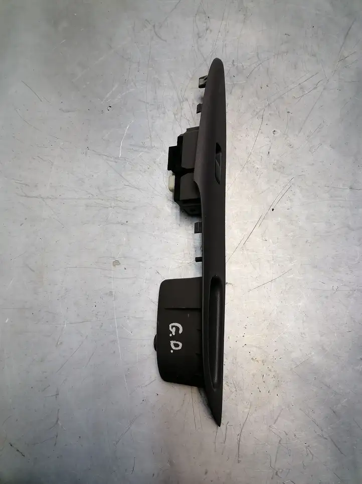 Toyota Prius (XW10) (1997 - 2003) Блок кнопок стеклоподъемников — фото 2