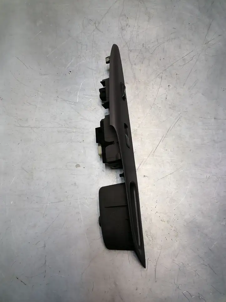 Toyota Prius (XW10) (1997 - 2003) 7423147030 Блок кнопок стеклоподъемников — фото 2