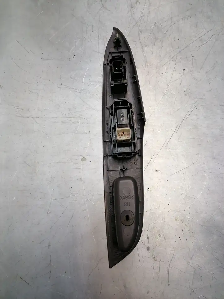 Toyota Prius (XW10) (1997 - 2003) 7423147030 Блок кнопок стеклоподъемников — фото 3