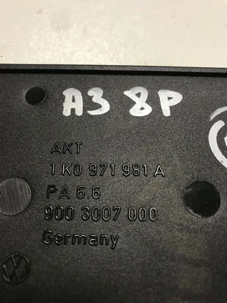 Audi A3/S3 8P (2008 - 2013) 1K0971981A Прочие детали салона — фото 2