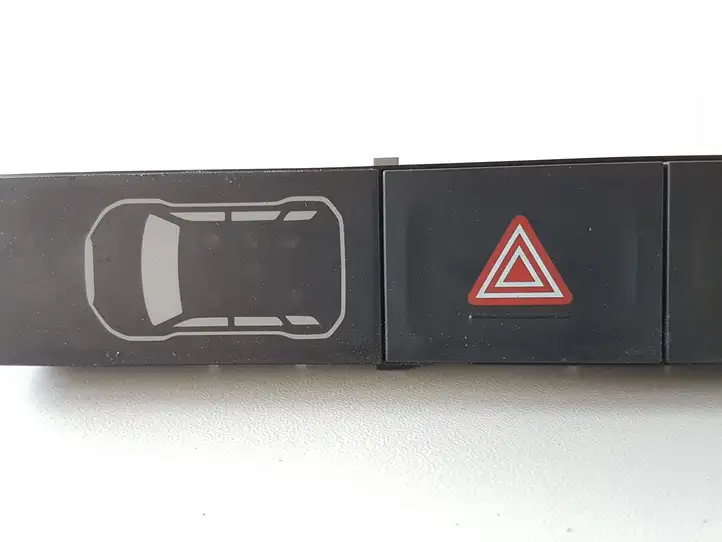 Mitsubishi Outlander (2016 - 2018) 8002B409 Включатель аварийных фонарей — фото 6
