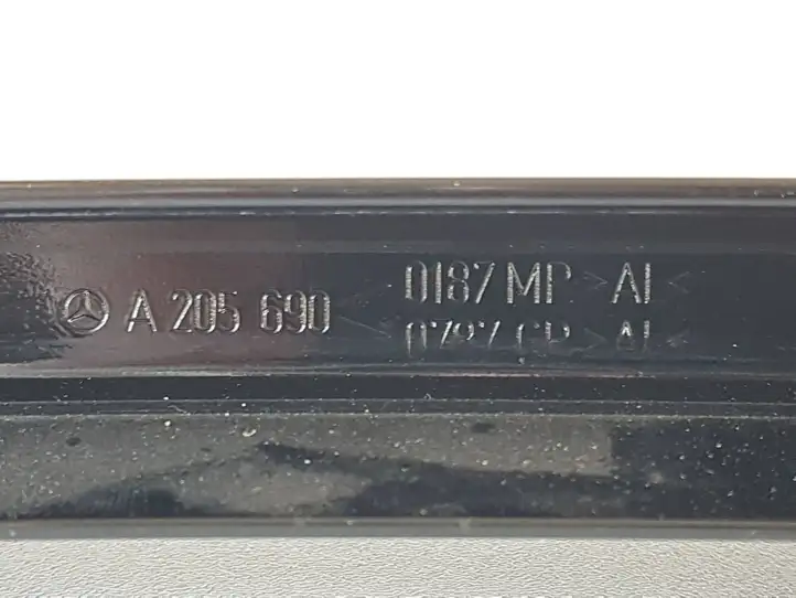 Mercedes-Benz C W205 (2014 - 2021) A205690 Накладка стекла передней двери — фото 2