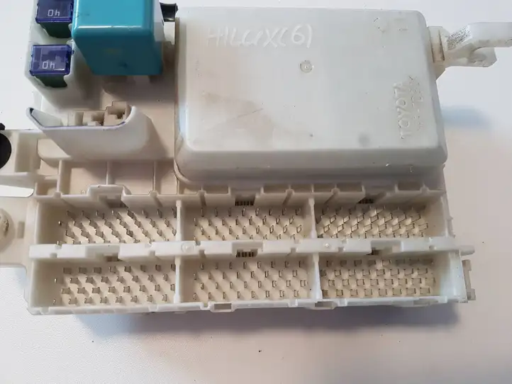 Toyota Hilux (AN10, AN20, AN30) (2008 - 2011) 827300K030 Блок предохранителей — фото 7