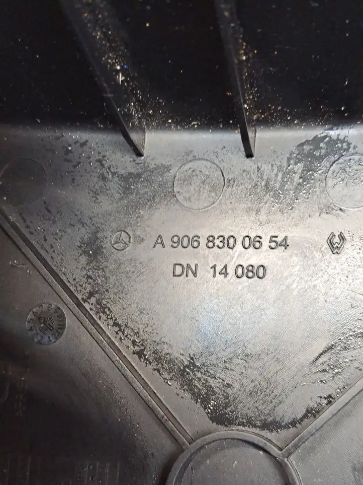 Mercedes-Benz Sprinter W907 W910 (2018 - ) A9068300654 Боковой воздушный дефлектор — фото 7