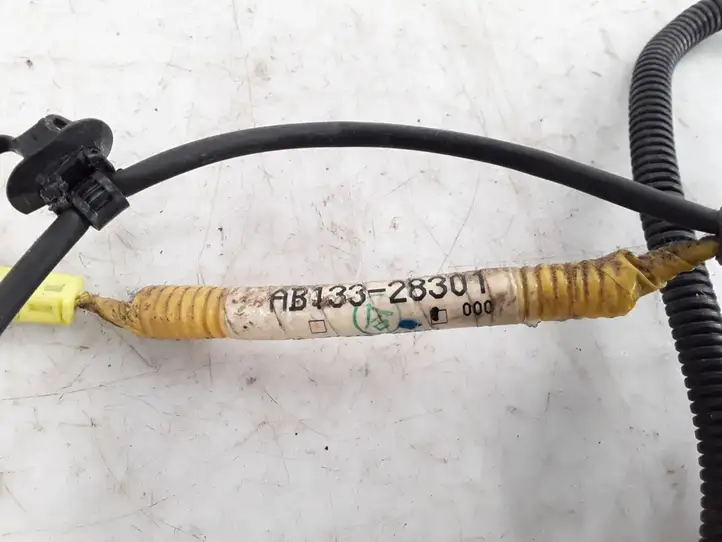 Toyota Previa (XR30, XR40) II (2000 - 2006) 8213328301A Прочая электропроводка — фото 4