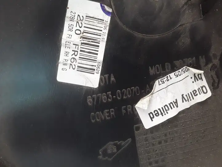 Toyota Corolla E120 E130 (2004 - 2007) 6776302070A Обшивка передней двери — фото 2