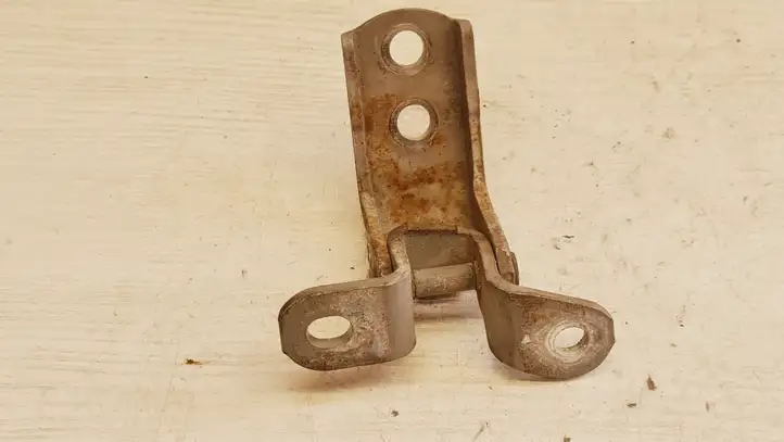 Toyota Avensis T220 (2000 - 2003) Нижняя петля передней двери — фото 3