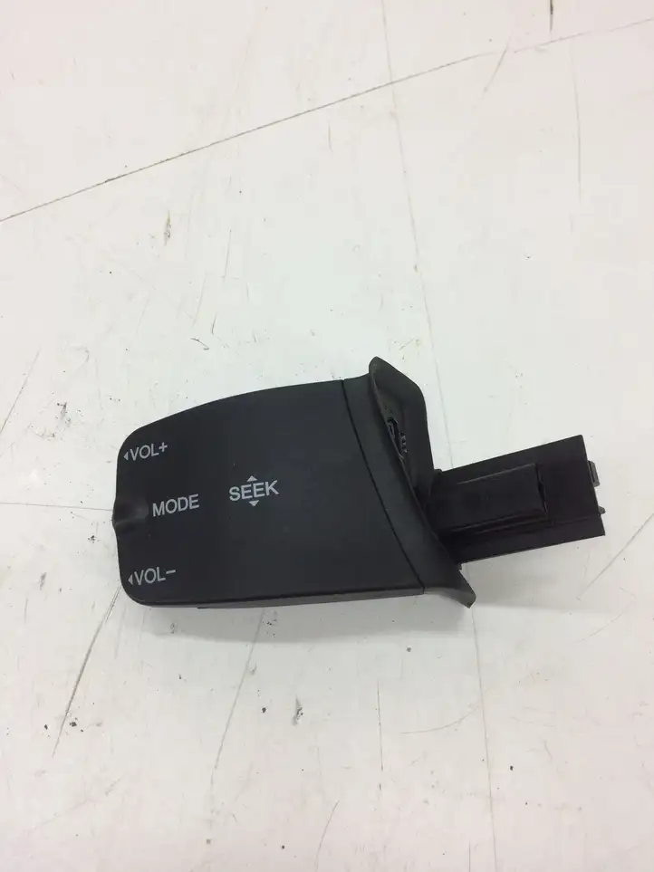 Ford Focus (2005 - 2008) 758709 Включатель регулировки звука — фото 1